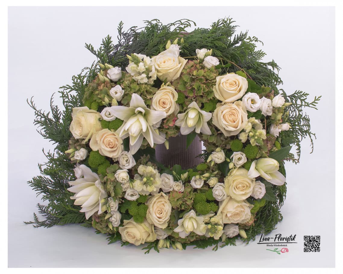 Trauerkranz mit weißen gefüllte Lilien, Ecuador Rosen Mondial, weißem Lisianthus, Hortensien, weiße Löwenmäulchen und grüne Santini